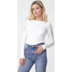 Biały Sweter Kyla. Białe swetry dla dziewczynek Born2be, bez wzorów, z koronki, bez kołnierzyka, bez ramiączek, długie, bez kaptura. Za 79.99 zł.