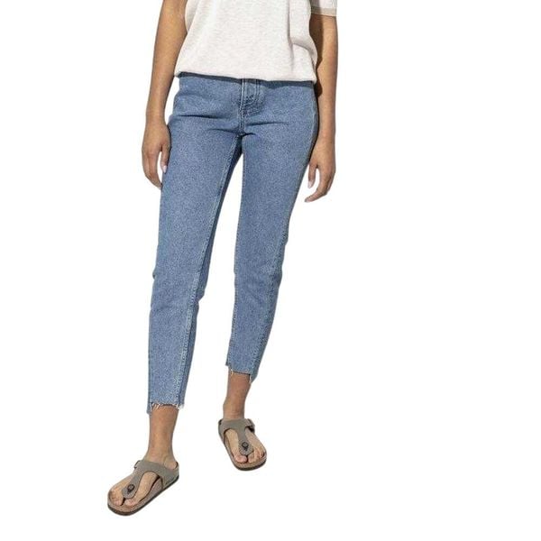 Damskie Skórzane Klapki Gizeh. Białe klapki damskie Birkenstock, bez wzorów, z materiału, bez obcasa, na słupku. Za 309.00 zł.