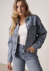 Niebieska Jeansowa Kurtka o Kroju Oversize z Dodatkiem Lyocellu i Bawełną Vimerinia. Niebieskie kurtki damskie Born2be, l, bez wzorów, z bawełny, bez kaptura. Za 159.99 zł.