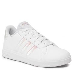 Sneakersy adidas. Białe półbuty dziewczęce Adidas, bez wzorów, bez zapięcia. Za 159.99 zł.