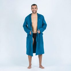 Szlafrok na basen męski Watko Compact z mikrofibry. Niebieskie szlafroki męskie WATKO, m, bez wzorów, z materiału, bez ramiączek, z kapturem. Za 89.99 zł.