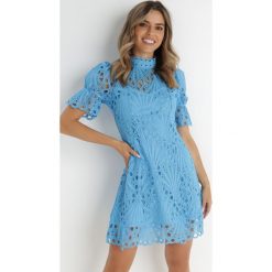 Niebieska Sukienka Adoneus. Niebieskie sukienki damskie Born2be, na imprezę, m, bez wzorów, z koronki, klasyczne, bez kołnierzyka, bez ramiączek, midi. Za 169.99 zł.