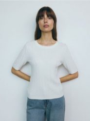 Sweter z wiskozą - złamana biel. Swetry damskie Reserved, l, bez wzorów, z wiskozy, bez kołnierzyka, bez ramiączek, bez kaptura. W wyprzedaży za 55.99 zł.