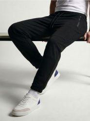 Spodnie dresowe slim fit z domieszką wiskozy - czarny. Czarne spodnie sportowe męskie Sinsay, l, bez wzorów, z dresówki. Za 69.99 zł.