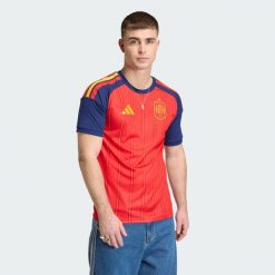 Koszulka podstawowa Spain 26. Czerwone koszulki sportowe męskie Adidas, bez wzorów, bez kołnierzyka, bez ramiączek, do piłki nożnej, climacool (adidas). Za 439.00 zł.