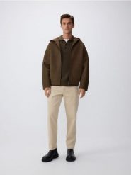 Sztruksowe spodnie straight - złamana biel. Spodnie materiałowe męskie Reserved, bez wzorów, z bawełny. W wyprzedaży za 49.99 zł.