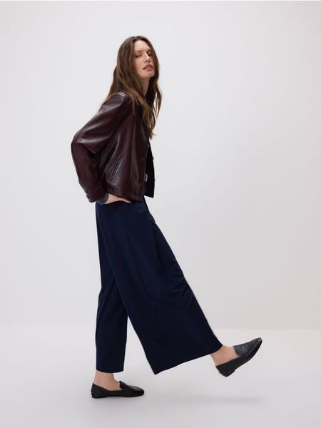 Spodnie z paskiem - granatowy. Niebieskie spodnie materiałowe damskie Reserved, l, bez wzorów, z tkaniny. W wyprzedaży za 119.99 zł.