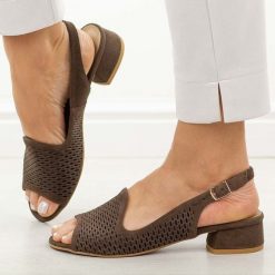 Czekoladowe ażurowe skórzane Polskie sandały damskie na obcasie Deoni D521C. Brązowe sandały damskie Deoni, w ażurowe wzory, ze skóry, bez obcasa, na obcasie, bez zapięcia. Za 419.00 zł.
