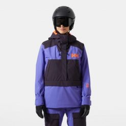 Damska kurtka narciarska Helly Hansen Powchaser Anorak. Fioletowe kurtki snowboardowe damskie Helly Hansen, bez wzorów, bez kaptura, narciarskie. W wyprzedaży za 1,002.50 zł.