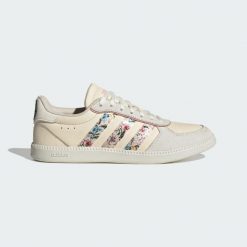 BUTY O OPŁYWOWYM KSZTAŁCIE FARM BREAKNET. Białe obuwie sportowe damskie Adidas, bez wzorów, z gumy. Za 259.00 zł.