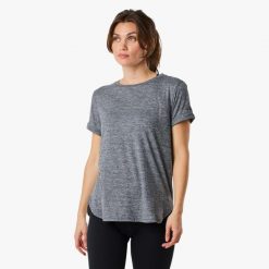 Koszulka treningowa damska Swedemount Core Loose Fit Tee szybkoschnąca. Czarne koszulki sportowe damskie SWEDEMOUNT, bez wzorów, sportowe, bez kołnierzyka. Za 57.00 zł.