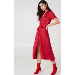 NA-KD Boho Satynowa sukienka w żakardowe kwiaty z wiązaniem - Red. Sukienki damskie marki NA-KD Boho. Za 283.95 zł.