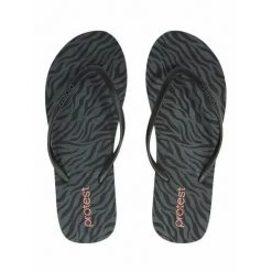 Klapki damskie Protest PRTISABELITA slaps. Czarne klapki damskie Protest, bez wzorów, eleganckie, bez obcasa. Za 59.99 zł.