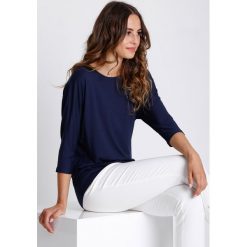 Granatowa bluzka z rękawem 3/4 BIALCON. Bluzki damskie BIALCON, bez wzorów, biznesowe, bez kołnierzyka, bez ramiączek. W wyprzedaży za 67.00 zł.