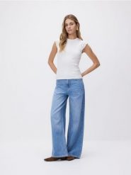 Bawełniana bluzka - złamana biel. Bluzki damskie Reserved, l, bez wzorów, z bawełny, bez kołnierzyka, bez ramiączek. Za 69.99 zł.