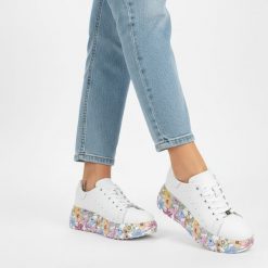 Sneakersy damskie Filippo cholewka ze skóry naturalnej licowej z klasycznym sznurowaniem i delikatną perforacją po bokach, masywna platforma z dekora. Białe półbuty damskie Filippo, bez wzorów, ze skóry, klasyczne, bez obcasa, na platformie, bez zapięcia. Za 209.00 zł.