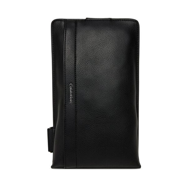 Saszetka Calvin Klein. Czarne saszetki męskie Calvin Klein, młodzieżowe, małe. Za 209.99 zł.