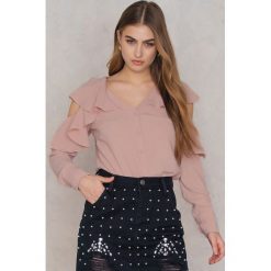 SheIn Bluzka z wycięciem i falbanką na ramionach - Pink. Różowe bluzki damskie marki SheIn, bez wzorów, z poliesteru, bez kołnierzyka, bez ramiączek. W wyprzedaży za 36.58 zł.