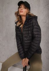 Czarna Pikowana Kurtka Przejściowa z Kapturem z Możliwością Odpięcia Feziel. Czarne kurtki damskie Renee, l, bez wzorów, z jeansu, z kapturem. Za 89.99 zł.