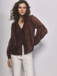 Bluzka z ozdobnym wiązaniem - brązowy. Brązowe bluzki damskie Reserved, l, bez wzorów, z tkaniny, bez kołnierzyka, bez ramiączek. Za 129.99 zł.