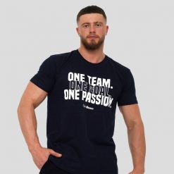 Koszulka męska fitness z krótkim rękawem granatowa One Team. Niebieskie koszulki sportowe męskie GYMBEAM, m, bez wzorów, z bawełny, bez kołnierzyka, bez ramiączek, na fitness i siłownię. Za 59.90 zł.