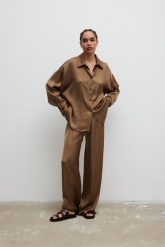 Luźne spodnie satynowe w kolorze SHADE OF GOLD - LYNX-XS/S. Żółte spodnie materiałowe damskie Marsala, s, bez wzorów, z gumy. Za 299.90 zł.