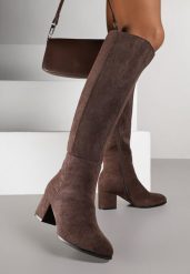 Brązowe Kozaki Vices z Imitacji Zamszu na Niskim Obcasie Typu Słupek Ilovea. Brązowe kozaki damskie Renee, bez obcasa, na obcasie. Za 159.99 zł.