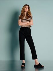 Spodnie - czarny. Czarne spodnie materiałowe damskie Sinsay, l, bez wzorów, z włókna. Za 39.99 zł.