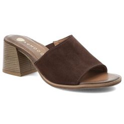 Klapki damskie Armodo, cholewka z miękkiej skóry naturalnej profilowana wkładka minimalistyczny design, brązowe, 40519. Brązowe sandały damskie Armodo, bez wzorów, ze skóry, bez obcasa, na obcasie, bez zapięcia. Za 319.00 zł.