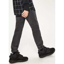 Spodnie jogger z jeansu - Szary. Jeansy dla chłopców Reserved. Za 39.99 zł.