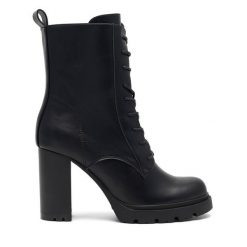 Botki Clara Barson. Czarne botki damskie Clara Barson, bez obcasa, na słupku, bez zapięcia. Za 169.99 zł.