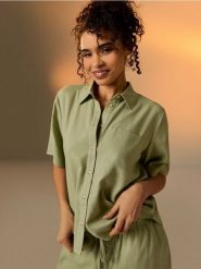 Wiskozowa koszula z krótkim rękawem z domieszką lnu - zielony. Zielone koszule damskie Sinsay, l, bez wzorów, z wiskozy, bez kołnierzyka, bez ramiączek. Za 39.99 zł.