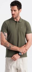 Ombre Męska jednokolorowa koszulka polo BASIC z dzianiny pique - ciemnooliwkowa V6 OM-POBS-0100 S. Zielone koszulki polo męskie Ombre, m, bez wzorów, z dzianiny, bez ramiączek. Za 79.99 zł.