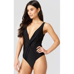 Hannalicious x NA-KD Kostium kąpielowy z węzłem - Black. Kostiumy jednoczęściowe damskie marki Hannalicious x NA-KD. W wyprzedaży za 40.18 zł.