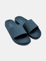 Klapki w stylu basic - niebieski. Niebieskie klapki męskie Sinsay. Za 29.99 zł.