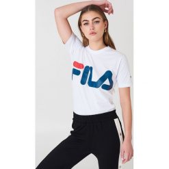 FILA Klasyczny T-shirt z logo - White. Białe t-shirty damskie Fila, z nadrukiem, z bawełny, z klasycznym kołnierzykiem. Za 100.95 zł.