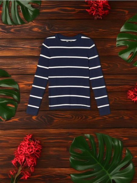 Sweter - granatowy. Niebieskie swetry damskie Sinsay, l, bez wzorów, bez kołnierzyka, bez ramiączek, długie, bez kaptura. Za 39.99 zł.