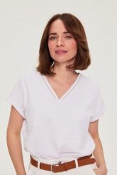 Bawełniany t-shirt z dekoltem w serek biały. Białe bluzki damskie MOODO, bez wzorów, z bawełny, bez kołnierzyka. Za 59.99 zł.