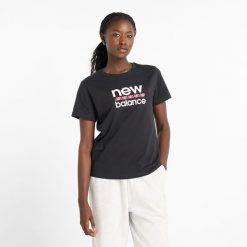 Koszulka damska New Balance WT51540BK – czarna. Czarne t-shirty damskie New Balance, m, bez wzorów, z bawełny, klasyczne, bez kołnierzyka. Za 119.99 zł.