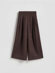 Lniane spodnie z zakładkami - ciemnobrązowy. Brązowe spodnie materiałowe damskie Reserved, l, bez wzorów. Za 179.99 zł.
