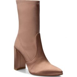 Botki STUART WEITZMAN - Clinger Adobe Stretch Satin. Czerwone botki damskie Stuart Weitzman, z materiału, bez obcasa, na obcasie. W wyprzedaży za 1,099.00 zł.