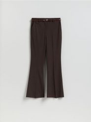 Spodnie flare z paskiem - brązowy. Brązowe spodnie materiałowe damskie Reserved, l, bez wzorów, z tkaniny. Za 139.99 zł.