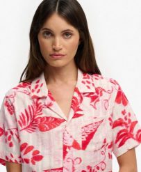 Superdry Koszula damska Beach krótki rękaw – Ikat Floral Czerwony – Ikat Floral. Czerwone koszule damskie Superdry., na lato, bez wzorów, z bawełny, klasyczne, bez kołnierzyka, bez ramiączek. Za 215.65 zł.