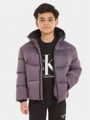 Calvin Klein Jeans Kurtka puchowa Hyper Two Tone IB0IB01818 Fioletowy Regular Fit. Fioletowe kurtki i płaszcze dla chłopców Calvin Klein Jeans, bez wzorów, z jeansu, bez kaptura. Za 659.99 zł.
