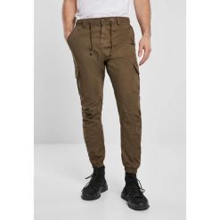 Spodnie Urban Classics cargo jogging (duże rozmiary). Brązowe spodnie materiałowe męskie Urban Classics, s, bez wzorów, z bawełny, klasyczne. Za 204.40 zł.