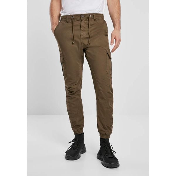 Spodnie Urban Classics cargo jogging (duże rozmiary). Brązowe spodnie materiałowe męskie Urban Classics, s, bez wzorów, z bawełny, klasyczne. Za 204.40 zł.