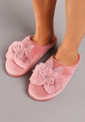 Ciemnoróżowe Płaskie Kapcie Ozdobione Futerkiem i Cyrkoniami Dezitana. Czerwone kapcie damskie Born2be, bez wzorów, z bawełny. Za 29.99 zł.