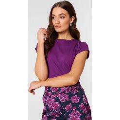 NA-KD Basic T-shirt z surowym wykończeniem - Purple. Fioletowe t-shirty damskie NA-KD Basic, z bawełny, z okrągłym kołnierzem. W wyprzedaży za 16.38 zł.