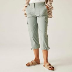 Spodnie turystyczne capri damskie Shorebella. Szare spodnie sportowe damskie Regatta, s, bez wzorów, z materiału, trekkingowe. W wyprzedaży za 265.50 zł.