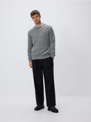 Sweter z warkoczowym splotem - szary. Szare swetry przez głowę męskie Reserved, l, bez wzorów, z bawełny, bez kołnierzyka. Za 139.99 zł.